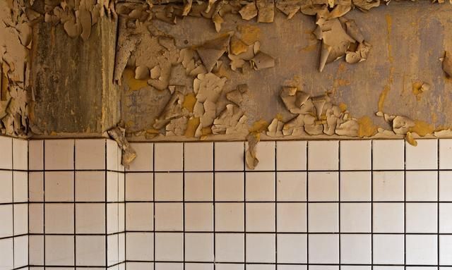 浴室墙砖鼓起来要掉怎么办呢(浴室墙砖鼓起来要掉怎么办呢图片)