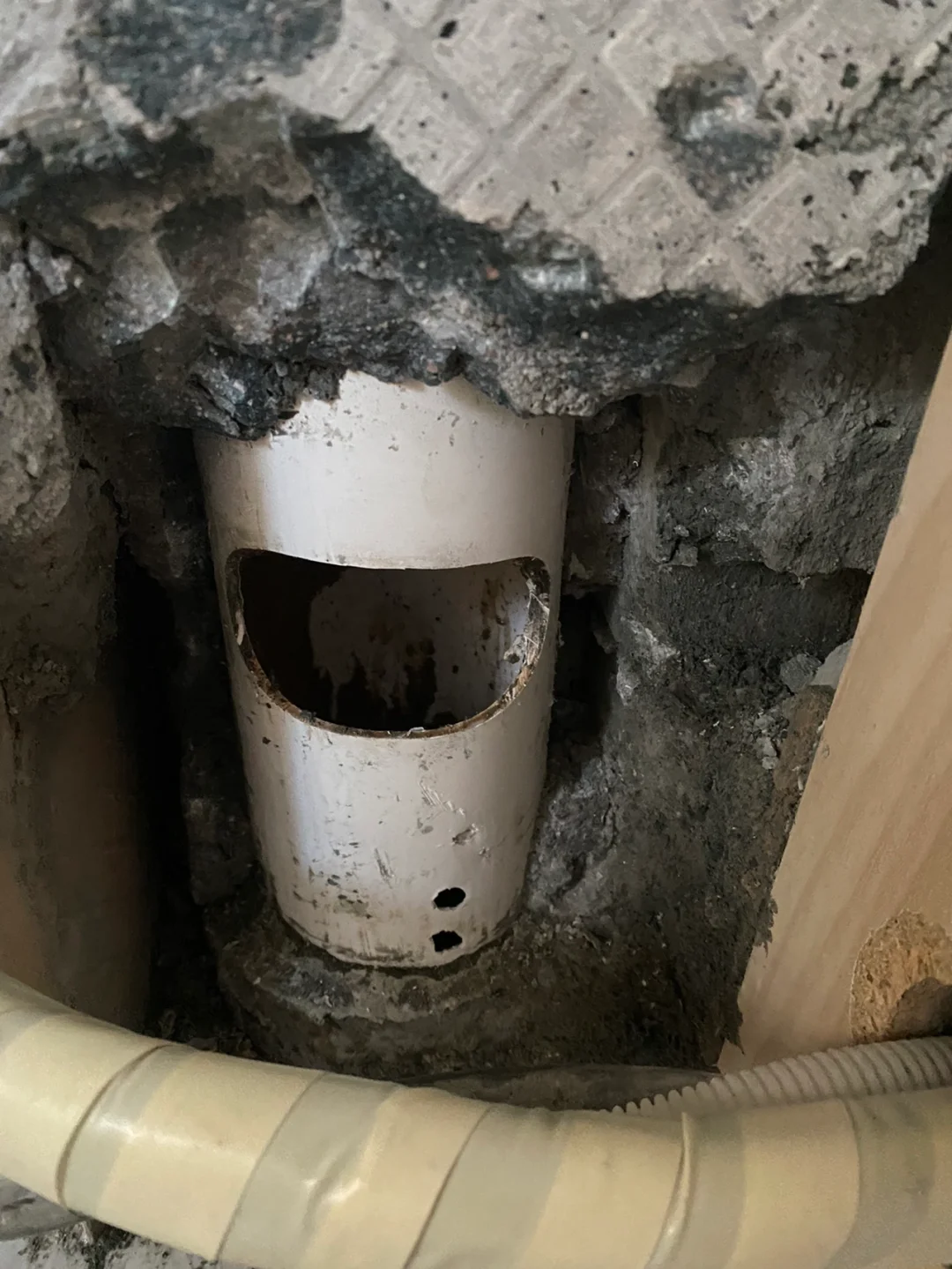 墙砖钻孔被打碎(墙砖钻孔被打碎怎么处理)