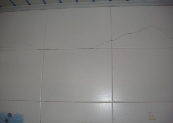 瓷砖变形拱起原因(瓷砖变形拱起原因分析)